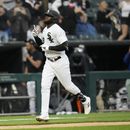 El cubano Luis Robert Jr., de los Medias Blancas de Chicago, festeja luego de conectar un jonrón ante los Astros de Houston, el sábado 13 de mayo de 2023 (AP Foto/Erin Hooley)