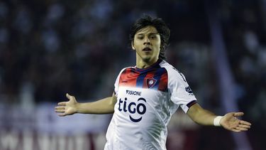 americateve | &Oacute;scar Romero, del Cerro Porte&ntilde;o de Paraguay, festeja su gol contra el Lan&uacute;s de Argentina, en un partido de la Copa Sudamericana disputado el martes 21 de octubre de 2014, en Buenos Aires (AP Foto/Natacha Pisarenko)