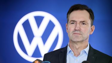 Thomas Schaefer, miembro del consejo de administración de la marca Volkswagen, habla sobre las negociaciones salariales en Volkswagen con el sindicato IG Metall, en Berlín, Alemania, el viernes 20 de diciembre de 2024. (Annette Riedl/dpa vía AP)