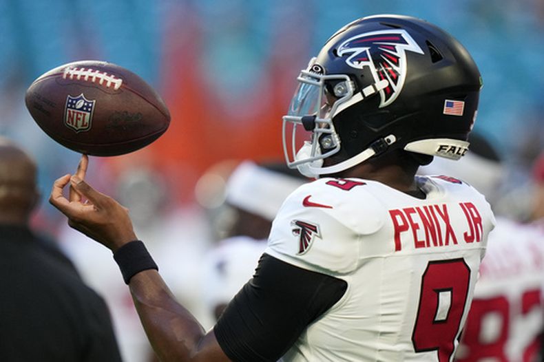 El quarterback Michael Penix Jr. de los Falcons de Atlanta hace malabares con el ovoide previo a un partido de pretemporada contra los Dolphins de Miami, el viernes 28 de agosto de 2026, en Miami Gardens, Florida. (AP Foto/Lynne Sladky)