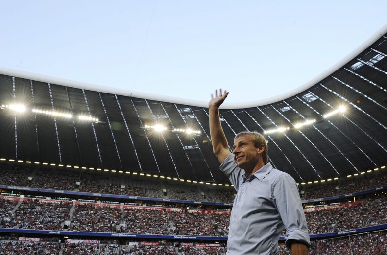 ARCHIVO - Foto del 5 de agosto del 2008, el entonces entrenador del Bayer Munich Jürgen Klinsmann saluda a la afición antes de un duelo amistosos ante del Inter de Milán. El viernes 14 de junio del 2024, Klinsmann estará en la ceremonia de apertura de la Euro 2024. (AP Foto/Christof Stache, Archivo)