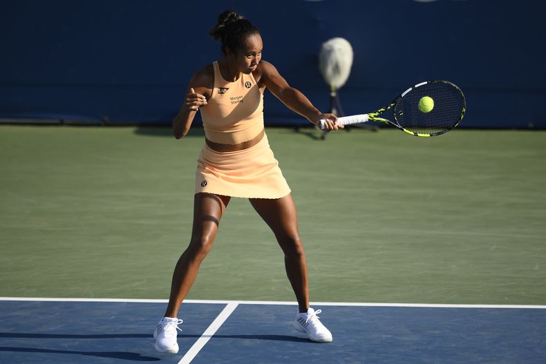 La canadiense Leylah Fernandez regresa una bola en el duelo ante Jessica Pegula en el Abierto de Washington el jueves 24 de julio del 2025. (AP Foto/Nick Wass)