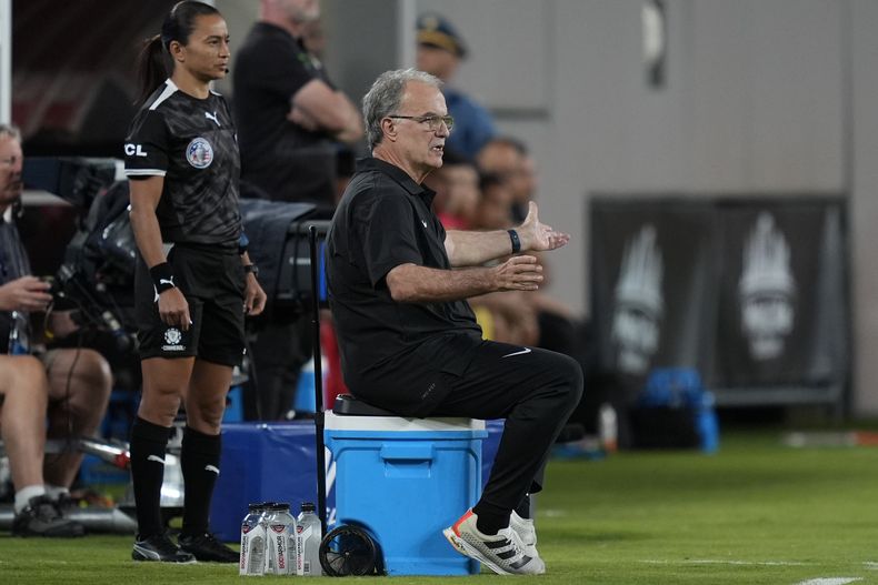 El técnico de Uruguay Marcelo Bielsa durante el partido contra Bolivia por el Grupo C de la Copa América, el domingo 23 de junio de 2024, en East Rutherford, Nueva Jersey, el jueves 27 de junio de 2024. (AP Foto/Julia Nikhinson)