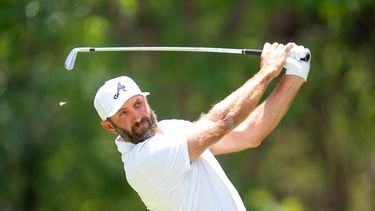 Dustin Johnson despeje en el tee del octavo hoyo durante la tercera ronda del torneo de LIV Golf, el sábado 18 de abril de 2026, en Naucalpán, México. (Mateo Villalba/LIV Golf vía AP)