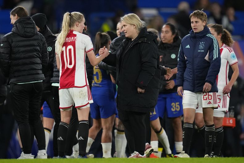 La entrenadora del Chelsea Emma Hayes (centro) se saluda con Nadine Noordam del Ajax (segunda a la izquierda), al final del encuentro de vuelta de cuartos de final de la Liga de Campeones Femenina, en el estadio Stamford Bridge, en Londres, Inglaterra, el miércoles 27 de marzo de 2024. (AP Foto /Kirsty Wigglesworth)