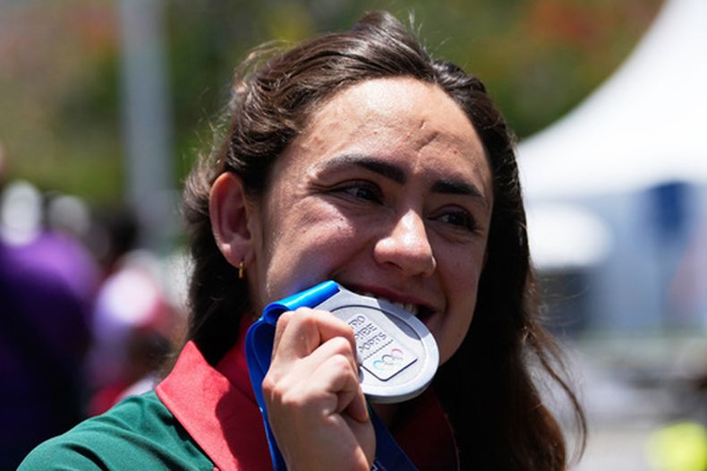 La mexicana Sara Roel muerde su medalla de plata en la contrarreloj individual femenina de los Juegos Centroamericanos y del Caribe, el sábado 25 de julio de 2026, en Santo Domingo, República Dominicana. (AP Foto/Fernando Vergara)