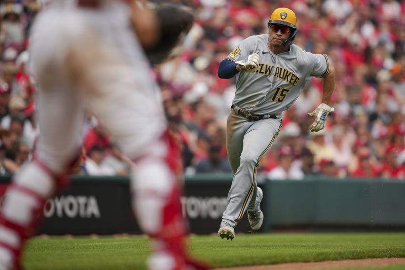 Tyrone Taylor de los Cerveceros de Milwaukee recorre las bases tras el sencillo del venezolano Andruw Monasterio en la octava entrada ante los Rojos de Cincinnati el domingo 16 de julio del 2023. (AP Foto/Aaron Doster)