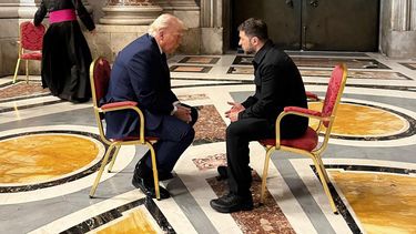 ARCHIVO - En esta fotografía proporcionada por la Oficina de Prensa de la Presidencia ucraniana, el presidente Volodymyr Zelenskyy, derecha, y el mandatario estadounidense Donald Trump conversan durante su asistencia al funeral del papa Francisco en la Basílica de San Pedro, el 26 de abril de 2025, en Ciudad del Vaticano. (Oficina de Prensa de la Presidencia ucraniana vía AP, archivo)