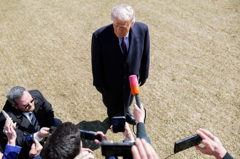 El presidente Donald Trump habla con reporteros antes de abordar el helicóptero presidencial desde la Casa Blanca, el viernes 27 de febrero de 2026, en Washington. (AP Foto/Tom Brenner)