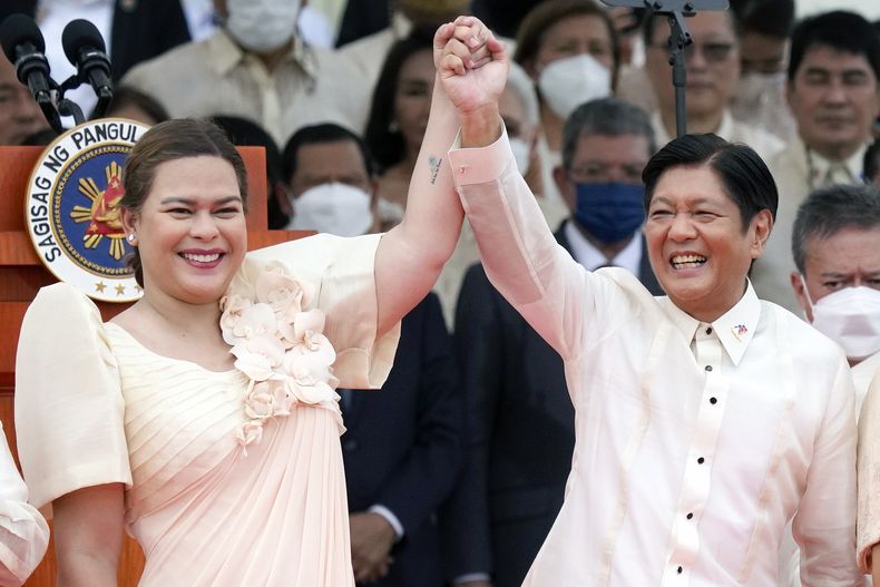 ARCHIVO - El presidente filipino Ferdinand Marcos Jr., derecha, y la vicepresidenta Sara Duterte, hija del expresidente filipino Rodrigo Duterte, alzan sus manos durante la ceremonia de inauguración del gobierno en el Museo Nacional, el jueves 30 de junio de 2022, en Manila, Filipinas. (AP Foto/Aaron Favila, archivo)