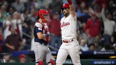 Bryce Harper, de los Filis de Filadelfia, festeja tras conectar un jonrón ante los Medias Rojas de Boston, el sábado 6 de mayo de 2023 (AP Foto/Matt Slocum)