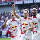 Kevin Kampl del Leipzig celebra con Daniel Olmo Carbajal y Mohamed Simakan tras anotar ante el Freiburg en la Bundesliga el sábado 6 de mayo del 2023. (Tom Weller/dpa via AP)