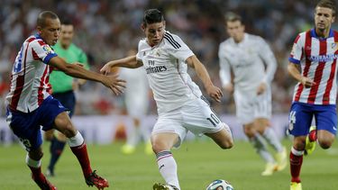 americateve | James Rodr&iacute;guez, del Real Madrid, disputa el bal&oacute;n Joao Mirando, del Atl&eacute;tico de Madrid, en la Supercopa de Espa&ntilde;a el martes 19 de agosto de 2014. (AP Foto/Daniel Ochoa de Olza)