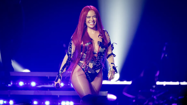 una mujer dio a luz en un concierto de karol g y la cantante luego la visito en el hospital