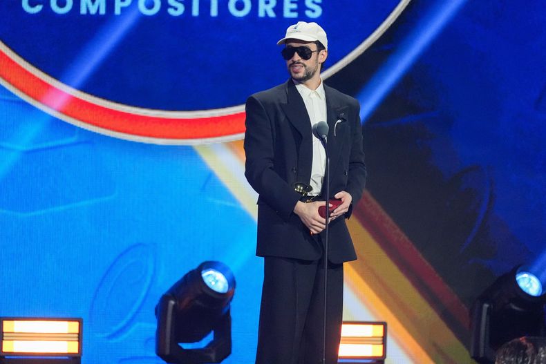 Bad Bunny recibe el premio a mejor canción urbana por DtMF, en la ceremonia de los Latin Grammy 2025 el jueves 13 de noviembre de 2025 en el MGM Grand de Las Vegas. (Foto AP/Chris Pizzello)