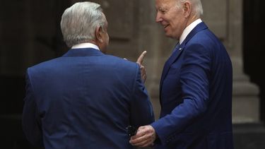 ARCHIVO - El presidente estadounidense Joe Biden y el mexicano Andrés Manuel López Obrador conversan antes de la foto oficial de la Cumbre Norteamericana en el Palacio Nacional, Ciudad de México, 10 de enero de 2023. Los dos estrechos aliados, que no siempre se llevan bien personalmente se reunirán el viernes 17 de noviembre de 2023 en San Francisco para hablar sobre migración, tráfico de fentanilo y las relaciones con Cuba.(AP Foto/Fernando Llano, File)