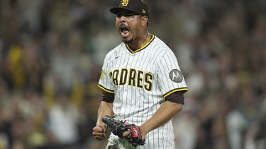Jeremiah Estrada, relevista de los Padres de San Diego, celebra después de conseguir el tercer out durante la octava entrada del juego de béisbol de Grandes Ligas contra los Cerveceros de Milwaukee, el lunes 22 de septiembre de 2025, en San Diego. (AP Foto/Gregory Bull)