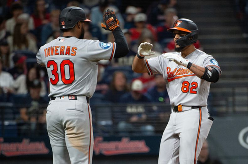 Jeremiah Jackson, de los Orioles de Baltimore, recibe la felicitación del dominicano Leody Taveras luego de pegar un jonrón de tres carreras ante los Guardianes de Cleveland, el viernes 17 de abril de 2026 (AP Foto/Phil Long)