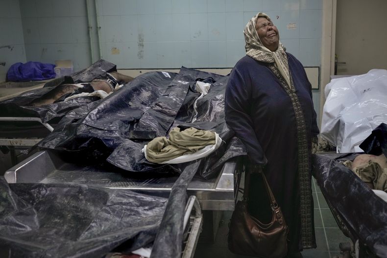 Hilala Meryeh, una palestina de 64 años con cuatro hijos, tras encontrar el cádaver de uno de ellos en la morgue del Hospital Al-Mojtahed, en Damasco Siria, el 11 de diciembre de 2024. (AP Foto/Hussein Malla)
