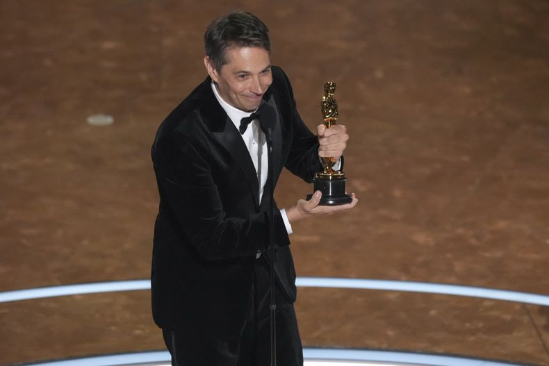 Sean Baker recibe el premio a mejor guion original por Anora en los Oscar el domingo 2 de marzo de 2025 en el Teatro Dolby de Los Ángeles.(Foto AP/Chris Pizzello)