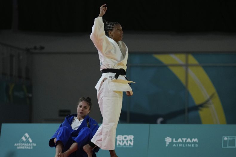 La brasileña Rafael Silva celebra su victoria ante la argentina Brisa Gómez en la división de 57 kg el judo de los Juegos Panamericanos en Santiago, Chile, el sábado 28 de octubre de 2023. (AP Foto/Esteban Félix)