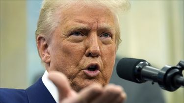 El presidente Donald Trump habla en la ceremonia de juramentación de Tulsi Gabbard como directora de Inteligencia Nacioal en la Oficina Oval de la Casa Blanca, el miércoles 12 de febrero de 2025, en Washington. (Foto/Alex Brandon)