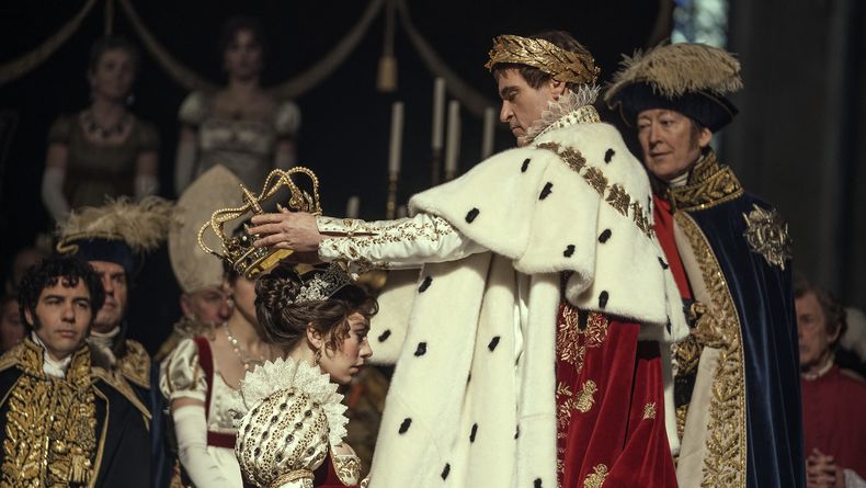 En esta imagen proporcionada por Apple TV+, Vanessa Kirby, frente a la izquierda, y Joaquin Phoenix en una escena de Napoleon. (Aidan Monaghan/Apple TV+ vía AP)
