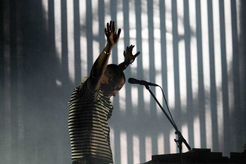 Tom McFarland de la banda británica Jungle durante su concierto en el festival Corona Capital en la Ciudad de México, el sábado 18 de noviembre de 2023. (Foto AP/Alejandro Godínez)