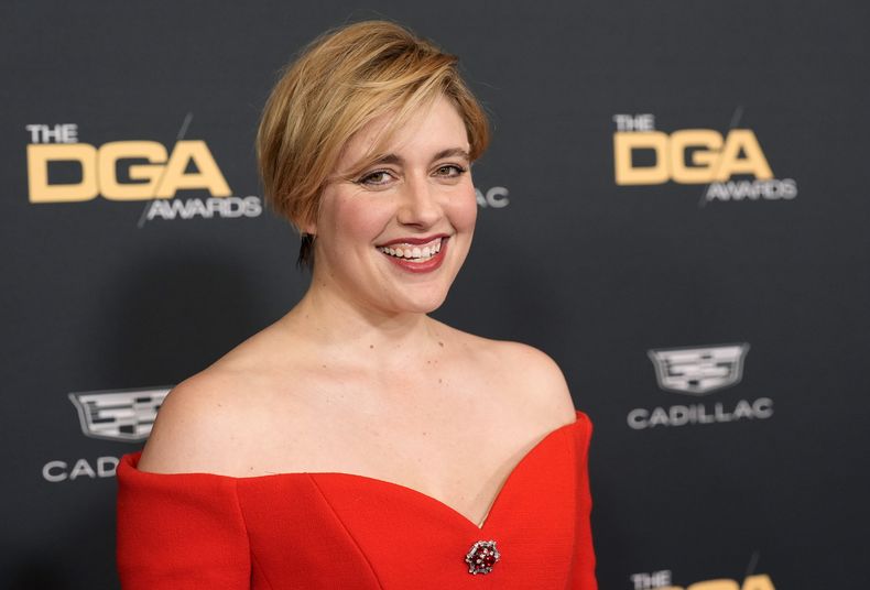 Greta Gerwig, directora de la película Barbie posa en la 76a entrega de los Premios DGA del Sindicato de Directores de Estados Unidos, el sábado 10 de febrero de 2024 en Beverly Hills, California. (Foto AP/Chris Pizzello)