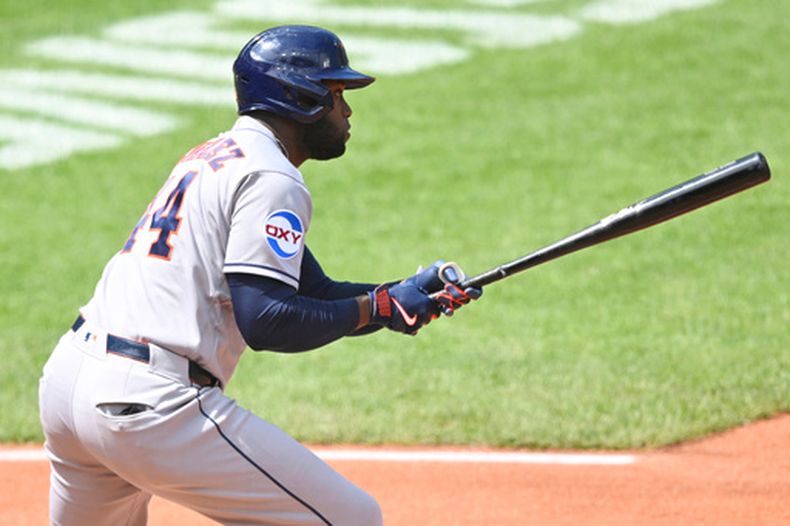 Yordan Álvarez, de los Astros de Houston, pega un sencillo en la tercera entrada del juego de béisbol de Grandes Ligas contra los Guardians de Cleveland, el miércoles 22 de abril de 2026, en Cleveland. (AP Foto/David Richard)