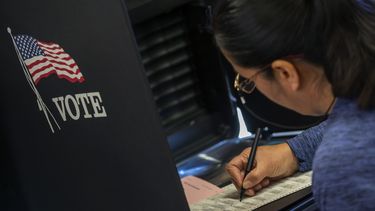 Una mujer marca una boleta electoral en un centro de votación en South Valley, área de Albuquerque, Nuevo México, el 8 de noviembre de 2022. (AP Foto/Andres Leighton, Archivo)