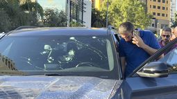 Agentes de policía inspeccionan un automóvil en cuyo interior explotó un buscapersonas portátil, Beirut, Líbano, el martes 17 de septiembre de 2024. (Foto AP/Hussein Malla)