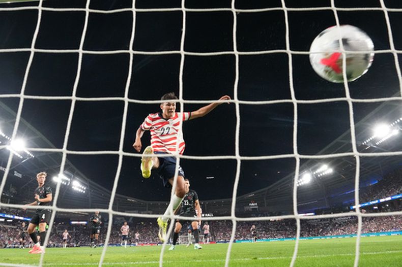 El delantero de la Selección de Estados Unidos, Justin Ellis (22), anota un gol durante la primera mitad de un partido amistoso internacional de fútbol contra Canadá el martes 6 de octubre de 2026, en St. Paul, Minnesota. (Foto AP/Abbie Parr)