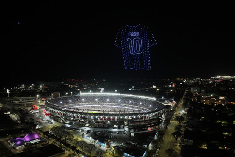 Al finalizar el último partido de Lionel Messi con la selección argentina en un amistoso Benín, se pudo ver una exhibición de drones que representaba la camiseta del jugador en el estadio Monumental de Buenos Aires, Argentina, martes Oct.6, 2026. (AP Foto/Julián Bongiovanni)