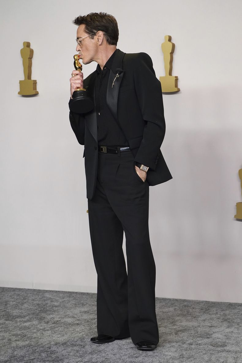 Robert Downey Jr. posa con su Oscar a mejor actor de reparto por su papel en Oppenheimer en la sala de prensa de los Oscar, el domingo 10 de marzo de 2024, en el Teatro Dolby de Los Ángeles. (Foto por Jordan Strauss/Invision/AP)