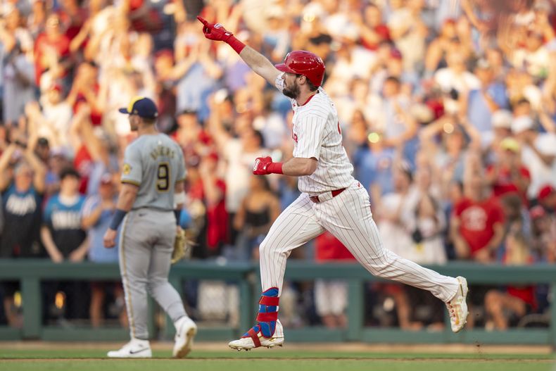 David Dahl, de los Filis de Filadelfia, reacciona después de batear un jonrón durante la cuarta entrada del juego de béisbol en contra de los Cerveceros de Milwaukee, el lunes 3 de junio de 2024, en Filadelfia. (AP Foto/Chris Szagola)