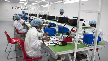 americateve | T&eacute;cnicos de la empresa Surtab ensamblan tabletas electr&oacute;nicas en el parque industrial de Puerto Pr&iacute;ncipe, Hait&Iacute;. Dos empresas est&aacute;n fabricando esos dispositivos tanto para el mercado nacional como para su exportaci&oacut