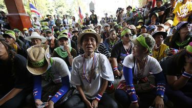 americateve | Manifestantes antigubernamentales bloquean la entrada al Departamento de bosques, en Bankogk, Tailandia, el mi&eacute;rcoles 12 de febrero de 2014. En un fallo emitido el mi&eacute;rcoles, el Corte Constitucional opt&oacute; por no dar la raz&oacute;n al