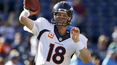 americateve | Peyton Manning, de los Broncos de Denver, calienta antes del partido del domingo 14 de diciembre de 2014, frente a los Chargers de San Dieg (AP Foto/Lenny Ignelzi)