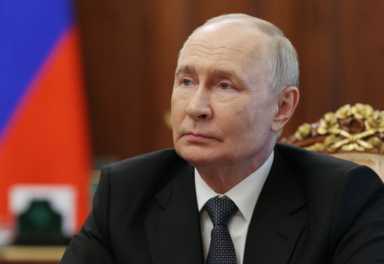 El presidente ruso Vladímir Putin asiste a una reunión con el gobernador de la región de Kaliningrado, Alexey Besprozvannykh, en Moscú, el jueves 2 de julio de 2026. (Gavriil Grigorov, Sputnik, foto pool Kremlin vía AP)