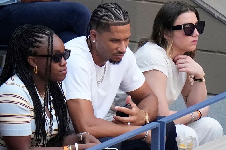 Josh Hart de los Knicks de Nueva Yorkl observa el duelo entre Novak Djokovic y Carlos Alcaraz en las semifinales del Abierto de Estados Unidos, el viernes 5 de septiembre de 2025, en Nueva York. (AP Foto/Frank Franklin)