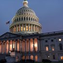 El Capitolio al anochecer mientras demócratas y republicanos en el Congreso intercambian acusaciones después de negarse a ceder en su disputa presupuestaria, el martes 30 de septiembre de 2025, en Washington. (AP Foto/J. Scott Applewhite)