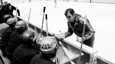 americateve | El t&eacute;cnico del equipo de h&oacute;ckey sobre hielo de la Uni&oacute;n Sovi&eacute;tica Victor Tikhonov le habla a sus jugadores durante una presentaci&oacute;n en el Madison Square Garden de Nueva York el 5 de feberero de 1979. Tikhonov, quien cose
