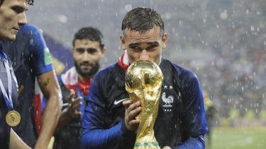 ARCHVO - El delantero francés Antoine Griezmann besa el trofeo tras la victoria ante Croacia en la final de la Copa Mundial de 2018, en Moscú, el domingo 15 de julio de 2018. (AP Foto/Matthias Schrader)