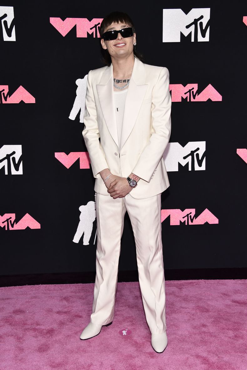 El cantante mexicano Peso Pluma llega a la entrega de los Premios MTV a Videos Musicales en el Prudential Center, en Newark, Nueva Jersey, el martes 12 de septiembre de 2023. (Foto de Evan Agostini/Invision/AP)