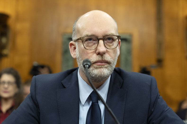 Russell Vought, el nominado del presidente Donald Trump para dirigir la Oficina de Administración y Presupuesto de la Casa Blanca, durante una audiencia ante la Comisión Presupuestaria del Senado, en el Capitolio, en Washington, el miércoles 22 de enero de 2025. (AP Foto/Jacquelyn Martin)