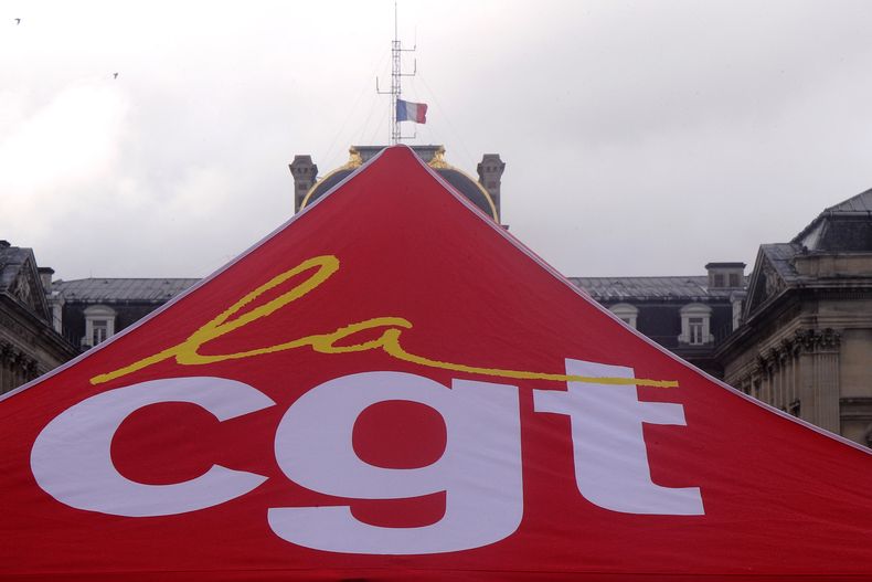 ARCHIVO - Foto del 30 de marzo del 2023, una tienda de campaña del sindicato CGT durante una demostración en Lille, Francia. El jueves 25 de julio del 2024, trabajadores del hotel en el que se hospedan integrantes del COI inician paro laboral. (AP Foto/Michel Spingler, Archivo)