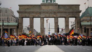 ARCHIVO - Partidarios de Alternativa por Alemania (AfD) ondean banderas de su partido y de Alemania durante una marcha ante la puerta de Brandeburgo en Berlín, Alemania, el 27 de mayo de 2018. (AP Foto/Markus Schreiber, Archivo)