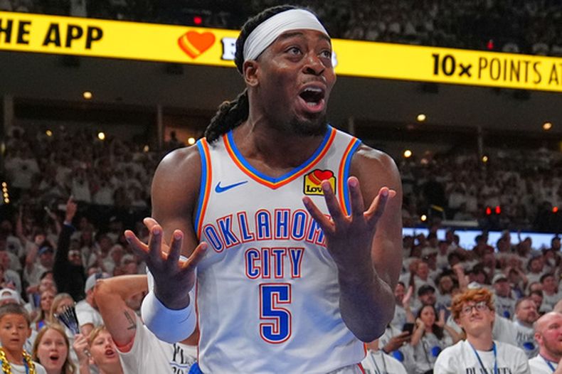ARCHIVO - Luguentz Dort (5), del Thunder de Oklahoma City, reacciona a una falta en la segunda mitad del quinto juego de las finales de la Conferencia Oeste del baloncesto de la NBA contra los Spurs de San Antonio, el 26 de mayo de 2026, en Oklahoma City. (AP Foto/Julio Cortez, Archivo)