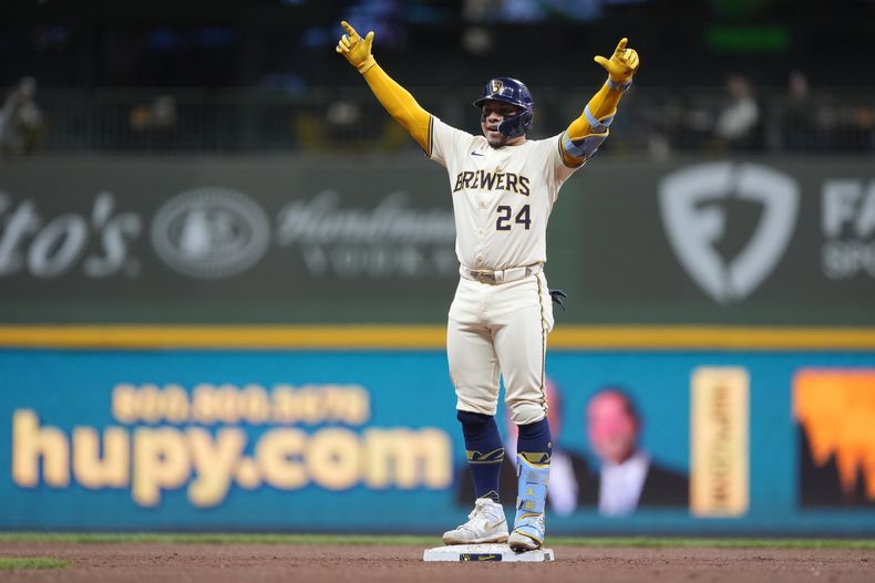 El venezolano de los Cerveceros de Milwaukee William Contreras hace un gesto tras conectar un doble remolcador en la quinta entrada ante los Orioles de Baltimore el lunes 19 de mayo del 2025. (AP Foto/Aaron Gash)